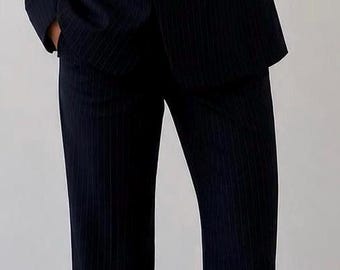 Conjunto de fato Narciso Rodriguez azul-marinho com riscas de giz, fabricado em Itália. Alfaiataria de luxo discreta.