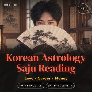 Op de afbeelding: Een vouwwaaier met een zwarte inktillustratie van een dennenboom, voor een gezicht gehouden. Tekst: MOONJHS, 四柱, Korean Astrology Saju Reading, Love, Career, Money, 10-14 PAGE PDF en 24-48H DELIVERY. De esthetiek is donker en gedempt.