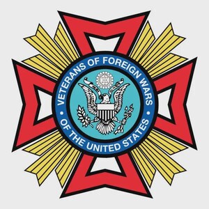 Puede incluir: Un emblema circular con el texto "VETERANS OF FOREIGN WARS OF THE UNITED STATES". El emblema presenta una forma de cruz roja con detalles dorados y amarillos. El centro tiene un c&iacute;rculo azul con un &aacute;guila y la bandera estadounidense.