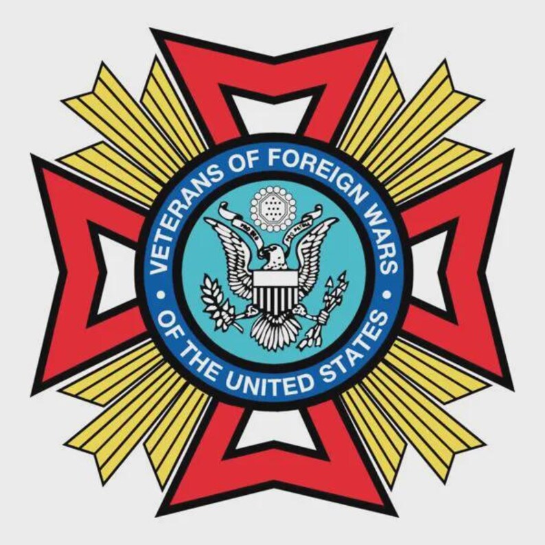 Puede incluir: Un emblema circular con el texto "VETERANS OF FOREIGN WARS OF THE UNITED STATES". El emblema presenta una forma de cruz roja con detalles dorados y amarillos. El centro tiene un c&iacute;rculo azul con un &aacute;guila y la bandera estadounidense.