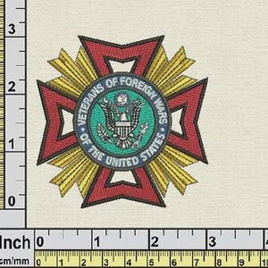Puede incluir: Parche bordado con el emblema de los Veteranos de Guerras Extranjeras. El dise&ntilde;o incluye una forma de cruz roja con detalles dorados, que rodea un emblema circular con el texto "Veterans of Foreign Wars of the United States."