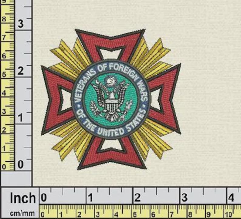 Puede incluir: Parche bordado con el emblema de los Veteranos de Guerras Extranjeras. El dise&ntilde;o incluye una forma de cruz roja con detalles dorados, que rodea un emblema circular con el texto "Veterans of Foreign Wars of the United States."