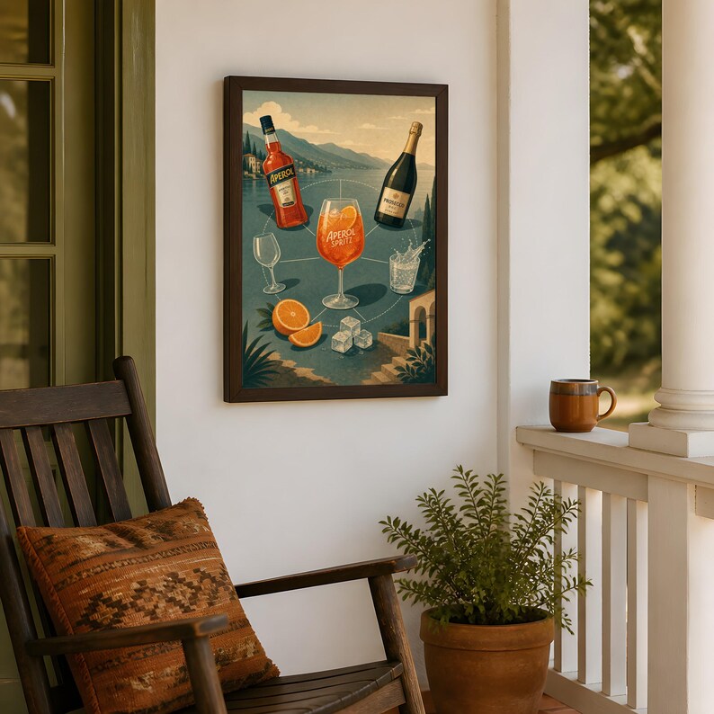 Może przedstawiać: Oprawiony wydruk artystyczny przedstawiający ilustrację w stylu vintage koktajlu Aperol Spritz. Grafika ukazuje butelkę Aperolu, butelkę wina musującego, szklankę z pomarańczą, kostki lodu oraz plasterki owoc&oacute;w cytrusowych na tle krajobrazu jeziora.
