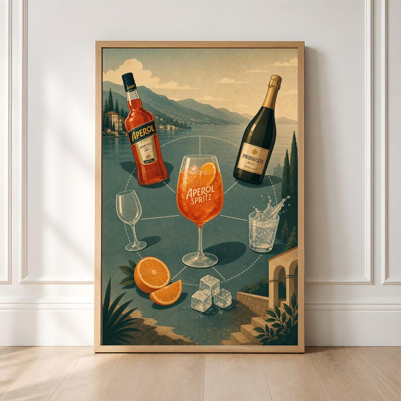 Może przedstawiać: Oprawiony plakat z ilustracją butelki Aperolu, butelki Prosecco oraz centralnie umieszczonego kieliszka Aperol Spritz z plasterkiem pomarańczy. Obraz zawiera r&oacute;wnież pusty kieliszek do wina, szklankę wody gazowanej, pomarańcze i kostki lodu.
