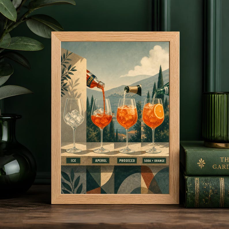K&ouml;nnte beinhalten: Ein gerahmter Kunstdruck, der die Zubereitung eines Aperol Spritz in vier Schritten darstellt. Die Illustration zeigt Weingl&auml;ser auf einem Sims mit den Beschriftungen ICE, APEROL, PROSECCO und SODA + ORANGE vor einer italienischen Landschaft.