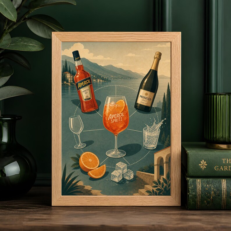Może przedstawiać: Oprawiony wydruk artystyczny z ilustracją przepisu na Aperol Spritz. Obraz przedstawia butelkę Aperolu, butelkę Prosecco, kieliszek Aperol Spritz z plasterkiem pomarańczy, kieliszek do wina, szklankę wody gazowanej, pomarańcze oraz kostki lodu.