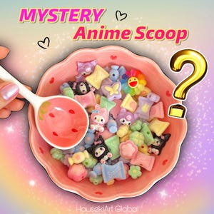Può includere: Una ciotola rosa a forma di fragola piena di ciondoli colorati a tema anime. Un cucchiaio bianco con un design a fragola raccoglie i ciondoli. Il testo "MYSTERY Anime Scoop" è visualizzato sopra la ciotola, con un punto interrogativo dorato a destra.
