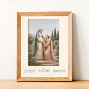 Puede incluir: Una impresi&oacute;n enmarcada que presenta una ilustraci&oacute;n religiosa de dos mujeres, una arrodillada y la otra de pie, ambas con halos. La mujer de pie lleva una capa azul y un vestido blanco, mientras que la mujer arrodillada lleva un vestido rosa. El marco es de madera clara.