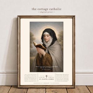 Può includere: Una stampa digitale incorniciata raffigurante un ritratto di Santa Coletta di Corbie che tiene in mano un libro aperto. L'opera include un'aureola, una citazione e un testo biografico. La stampa è esposta in una cornice dorata con bordo color crema.