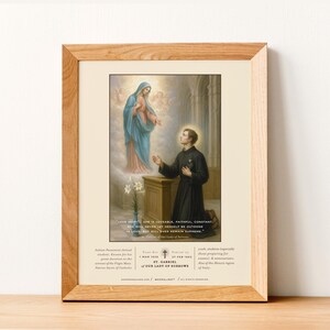 Puede incluir: Una impresión enmarcada que presenta una imagen religiosa de San Gabriel de Nuestra Señora de los Dolores. La obra de arte representa una figura arrodillada con una túnica negra, con una mujer con una túnica azul en el fondo. La impresión está en un marco de madera marrón claro.