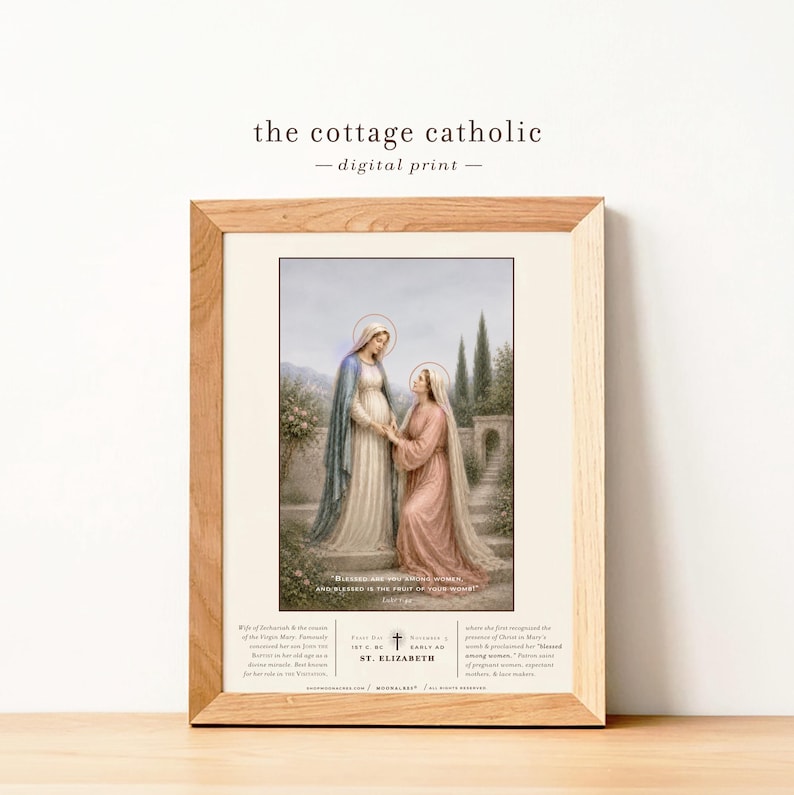Puede incluir: Impresi&oacute;n digital enmarcada que presenta una ilustraci&oacute;n religiosa de dos mujeres con t&uacute;nicas fluidas, ambientada en un jard&iacute;n. La impresi&oacute;n est&aacute; en un marco de madera clara, con el texto "the cottage catholic - digital print -" en la parte superior.