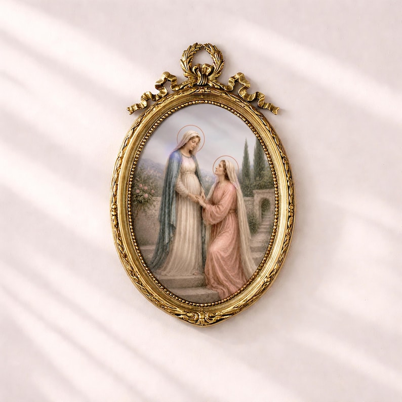 Puede incluir: Una obra de arte ovalada enmarcada en dorado. La imagen muestra a dos mujeres con t&uacute;nicas, una con una capa azul, la otra en rosa. El marco tiene una parte superior decorativa con una cinta y una corona de laurel. El fondo muestra una escena de jard&iacute;n.