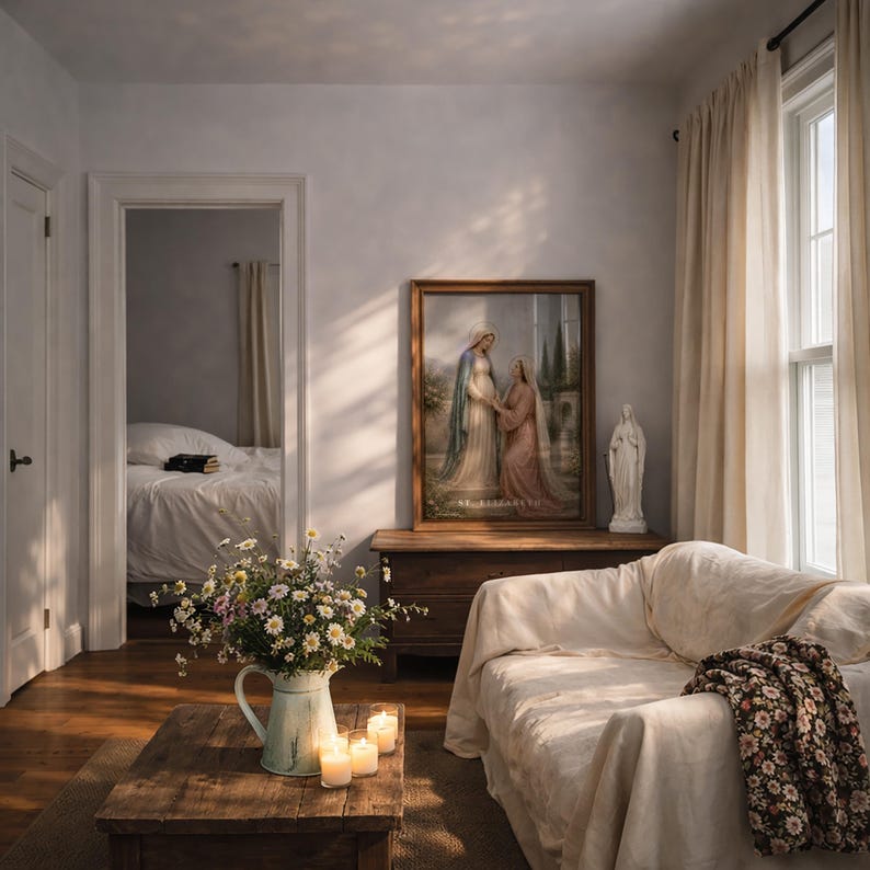 Puede incluir: Un sal&oacute;n acogedor con una mesa de centro de madera, un sof&aacute; blanco y una pintura religiosa enmarcada. Un ramo de flores en una jarra azul y velas encendidas a&ntilde;aden calidez. Tambi&eacute;n se ve una estatua y una manta floral.