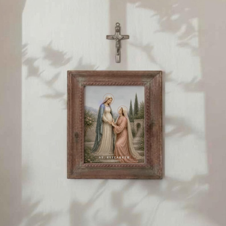 Puede incluir: Una impresi&oacute;n religiosa enmarcada que representa a dos mujeres con t&uacute;nicas, una embarazada, con halos. El marco es de color marr&oacute;n r&uacute;stico, y una peque&ntilde;a cruz de metal cuelga encima. La impresi&oacute;n est&aacute; etiquetada "ST. ELIZABETH".