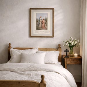 Puede incluir: Una impresi&oacute;n religiosa enmarcada que representa dos figuras en un jard&iacute;n, con texto en la parte inferior. La impresi&oacute;n est&aacute; enmarcada en un marco de madera marr&oacute;n. Encima, una cama de madera con ropa de cama blanca.