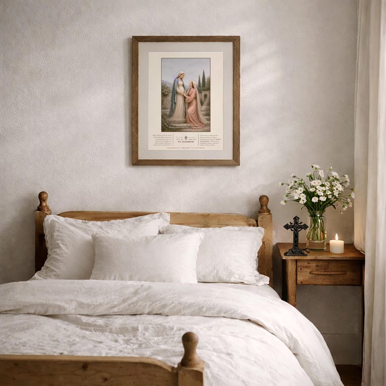 Puede incluir: Una impresi&oacute;n religiosa enmarcada que representa dos figuras en un jard&iacute;n, con texto en la parte inferior. La impresi&oacute;n est&aacute; enmarcada en un marco de madera marr&oacute;n. Encima, una cama de madera con ropa de cama blanca.