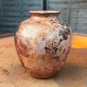 Maceta de cerámica hecha a mano y cocida en barril.