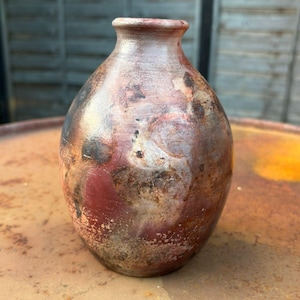 Puede incluir: Juego de tres tazas de cerámica con acabado mate moteado. Las tazas son de color crema, gris claro y gris oscuro. Diseño sencillo y minimalista, perfectas para café o té.