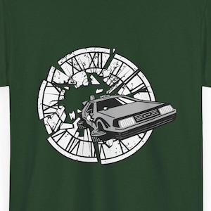 Può includere: T-shirt verde scuro con una grafica di un'auto DeLorean che sfonda un quadrante di orologio in frantumi. L'auto è grigia e bianca, e il quadrante è bianco con numeri romani. Un design unico per i fan del film iconico.