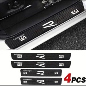 Puede incluir: Protectores de umbral de puerta de coche de fibra de carbono negra con logotipos "Volkswagen R" blancos. La imagen muestra los protectores instalados en un umbral de puerta de coche y un juego de cuatro protectores. El texto "4 PCS" es visible.