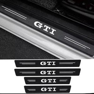 Könnte beinhalten: Schwarze Einstiegsleisten für Autotüren mit dem Wort "GTI" in Weiß. Die Protektoren haben ein Karbonfasermuster und weiße Akzentlinien. Das Bild zeigt auch einen Satz von vier zusätzlichen Protektoren.