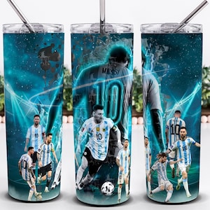 Puede incluir: Un vaso de acero inoxidable con un diseño de un jugador de fútbol con uniforme azul y blanco, con el número 10. El diseño está sobre un fondo turquesa con efectos de luz dinámicos. Incluye una pajita plateada.