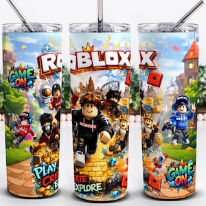Op de afbeelding: Een cilindervormige roestvrijstalen beker met een kleurrijke grafische wikkel in Roblox-thema. Het ontwerp toont diverse blokkerige karakter-avatars, het Roblox-logo en tekst waaronder Game On, Play, Create en Explore op een levendige achtergrond.