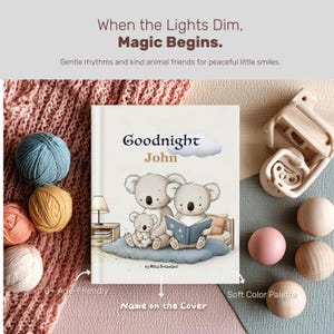 以下が含まれることがあります： コアラのイラストが描かれた「Goodnight John」というタイトルの子供向けの本。表紙はソフトな色使いで、「When the Lights Dim, Magic Begins」というテキストが特徴です。毛糸玉や木製のおもちゃも含まれています。