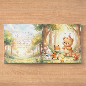 Puede incluir: Un libro infantil abierto con ilustraciones en acuarela de un conejo, zorro, patito, oso con gorro de fiesta y ardilla en un bosque. El texto dice: Here come the friends through the green morning light - a bunny, a fox, and a duckling so bright! With a squirrel behind them, they hurry to say, Come, William, come play - it's your special day!