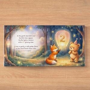 Puede incluir: Una ilustraci&oacute;n de libro infantil que muestra a un zorro encendiendo un farol de papel con el n&uacute;mero 2, mientras un oso de peluche con gorro de fiesta observa en un bosque al atardecer. El texto dice: As the gentle dusk falls and the first stars appear, the fox lights a lantern with a 2 glowing clear. It rises so gently, a soft golden flame, as the whole forest cheers little William's name!