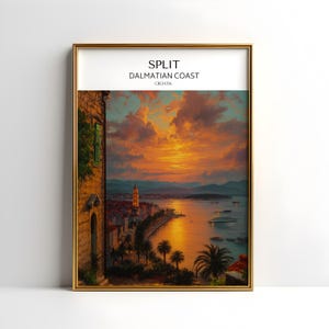 Może przedstawiać: Oprawiony wydruk artystyczny Split, Wybrzeże Dalmacji, Chorwacja. Grafika przedstawia zachód słońca nad miastem ze złotym niebem, spokojną wodą i palmami. Wydruk jest w złotej ramie.