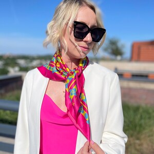 Bufanda floral rosa fuerte con patrón amarillo y azul