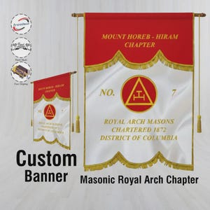 Puede incluir: Bandera personalizada con secciones rojas y blancas. La bandera presenta texto dorado que dice "MOUNT HOREB - HIRAM CHAPTER" y "ROYAL ARCH MASONS CHARTERED 1872 DISTRICT OF COLUMBIA". Un emblema dorado está en el centro. La bandera tiene borlas doradas.