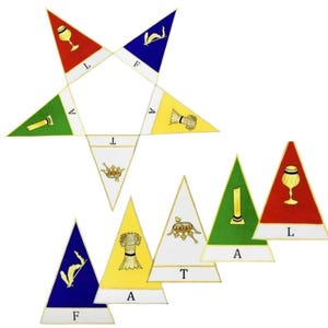 Può includere: Una collezione di striscioni triangolari colorati con finiture dorate, disposti a forma di stella e forme individuali. Ogni striscione presenta un simbolo diverso, tra cui un calice, un covone di grano e una corona. Le lettere sono stampate sugli striscioni.