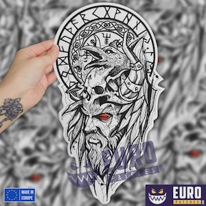 Könnte beinhalten: Ein schwarz-weißer Aufnäher mit einer detaillierten Illustration eines Wikingerkriegers mit roten Augen, einem Schädel und einem Raben. Das Design beinhaltet Runen und komplizierte Muster. Der Text "EURO PATCHES" ist unten zu sehen.