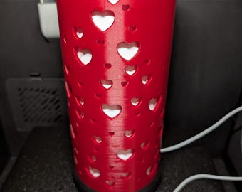 3D-Druck Lampe Herz Design I LED Nachtlicht Rot I Romantische Deko & Schlummerlicht I Rote zylindrische Vase mit ausgestanzten Herzen