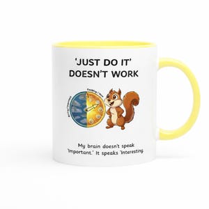 Può includere: Tazza in ceramica bianca con interno e manico gialli. La tazza presenta il testo "'JUST DO IT' DOESN'T WORK" e uno scoiattolo dei cartoni animati. Sotto, un diagramma e la citazione "My brain doesn't speak 'Important.' It speaks 'Interesting.'"