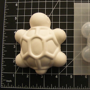 Puede incluir: Un molde de tortuga de plástico blanco y un molde de tortuga de plástico transparente. Ambos moldes miden aproximadamente 7,6 cm de largo.