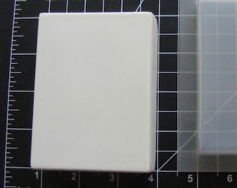 Puede incluir: Dos moldes rectangulares, uno blanco y otro transparente, para hacer jabón o resina. Los moldes miden 10 cm de ancho y 15 cm de largo.