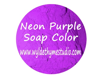 Könnte beinhalten: Ein leuchtendes, neonlila Seifenfarbpulver wird in einer kreisförmigen Form vor einem weißen Hintergrund dargestellt. Der Text "Neon Purple Soap Color" und eine Website-Adresse sind in Weiß gedruckt. Am unteren Rand des Bildes befindet sich ein farbenfrohes Logo.