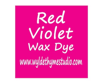 Puede incluir: Etiqueta de tinte de cera violeta roja con el texto "Red Violet Wax Dye" y "www.wyldethymestudio.com" sobre un fondo rosa brillante. La etiqueta también presenta el texto "AURORA DYZ" en un esquema de colores arcoíris.