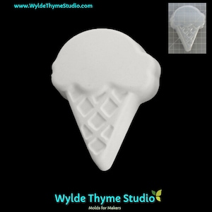 Puede incluir: Molde de cono de helado de cerámica blanca. El molde tiene la forma de un cono de helado tradicional con una bola de helado en la parte superior. El cono está detallado con un patrón de waffle.