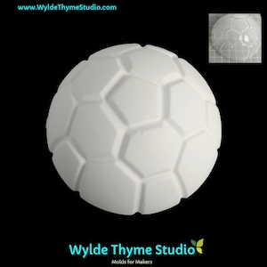 Puede incluir: Molde de plástico blanco de un balón de fútbol. El molde está diseñado para crear una forma de balón de fútbol 3D.