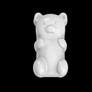 Może przedstawiać: Biały żelkowy miś w kształcie pluszowego misia. Żelki są popularnym przysmakiem.