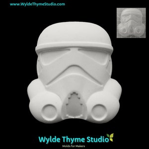 Könnte beinhalten: Weiße Plastikform eines Star Wars Stormtrooper-Helms. Die Form ist so konzipiert, dass sie eine Nachbildung des Helms erzeugt.