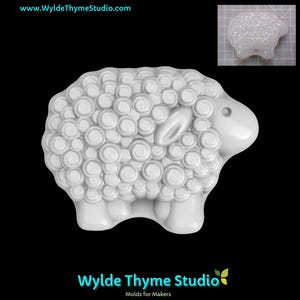 Könnte beinhalten: Weiße Keramikform eines Schafs mit einem lockigen, strukturierten Körper. Die Form ist für die Herstellung von Seife, Kerzen oder anderen Bastelarbeiten gedacht.