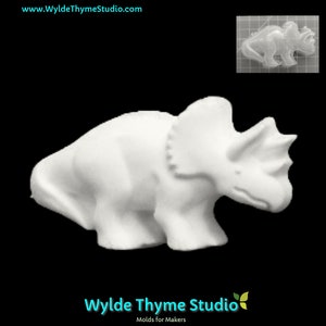 Może przedstawiać: Biała plastikowa forma do odlewania dinozaura triceratopsa. Forma jest przeznaczona do tworzenia rękodzieła lub dekoracji.