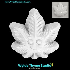 Puede incluir: Molde de plástico blanco de una hoja de marihuana sonriente con un diseño detallado. El molde se utiliza para hacer jabón, velas u otras manualidades.