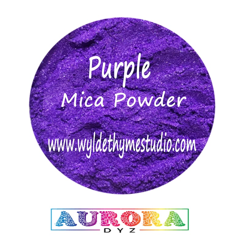 Puede incluir: Primer plano de un c&iacute;rculo de polvo de mica p&uacute;rpura vibrante. Las palabras "Purple Mica Powder" est&aacute;n escritas en blanco, junto con la direcci&oacute;n del sitio web www.wyldthymestudio.com. El logotipo de Aurora Dyz est&aacute; en la parte inferior.