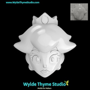 Puede incluir: Molde de plástico blanco de un personaje de princesa con una corona, ojos grandes y una boca pequeña. El molde está sobre un fondo negro.
